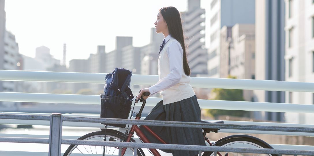 自転車にのる女性生徒